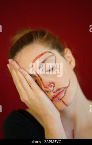 Porträt der jungen Frau mit Farbe im Gesicht Stockfoto