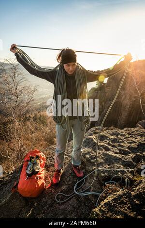 Weiblicher Kletterer mit Seil auf Battert-Rock bei Sonnenuntergang, Baden-Baden, Deutschland Stockfoto