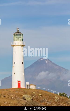 Neuseeland, South Taranaki District, Pungarehu, Cape Egmont Leuchtturm mit Mount Taranaki Vulkan im Hintergrund Stockfoto