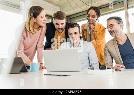 Geschäftsleute, die ein Meeting mit einem Laptop im Büro haben Stockfoto