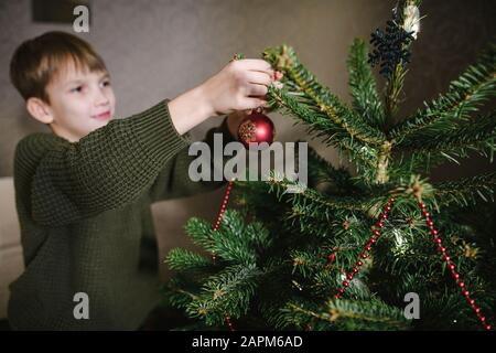 Dekorieren Weihnachtsbaum junge Stockfoto