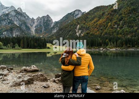 Rückansicht des Paares in Laghi di Fusine, Friuli Julisch Venetien, Italien Stockfoto