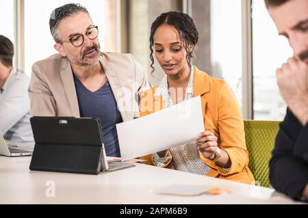 Geschäftsleute, die mit einem Treffen im Büro Stockfoto