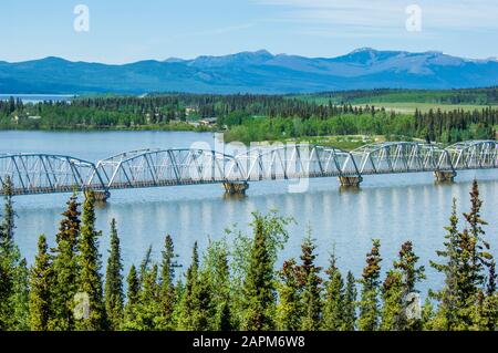 Alaska Highway und Nisutlin Bay Bridge über den Teslin Lake in Yukon Territory, Kanada Stockfoto