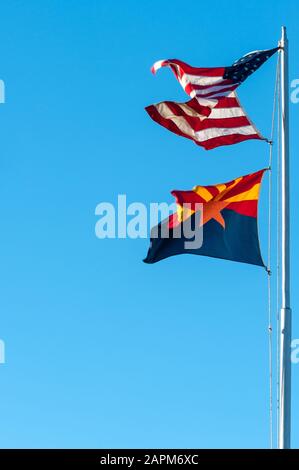 Der Bundesstaat Arizona und die US-amerikanischen Flaggen vor blauem Hintergrund am Yuma Crossing, Arizona, USA Stockfoto