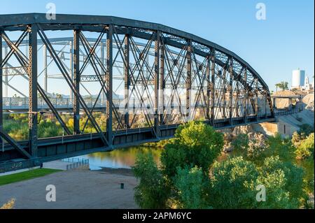 Historische Ocean-to-Ocean Railroad Truss Bridge und Interstate I-8 über dem Colorado River bei Yuma Crossing, Arizona, USA Stockfoto