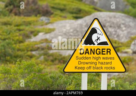 Schild mit Warnung vor der Gefahr plötzlicher Hochwellen an der Küste von Nova Scotia, Kanada Stockfoto