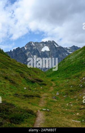 Der schwache Trail Steigt Durch das Tal, um die Berge zu sehen Stockfoto