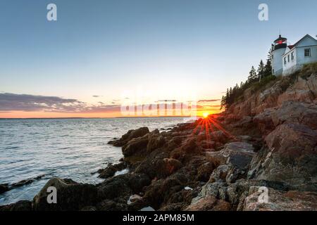 Sonnenuntergang über der malerischen Leuchtturmstation Bass Harbor auf der Insel Mt Desert im Acadia-Nationalpark, Maine, USA Stockfoto