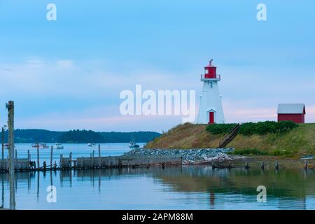 Mulholland Point Light auf der Insel Campobello führt Boote durch die Lubec Narrows zwischen Kanada und den USA Stockfoto