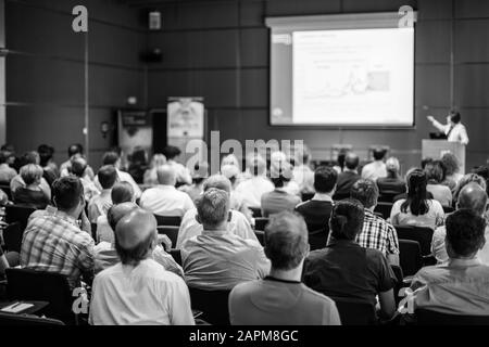 Publikum im Hörsaal Teilnahme an wissenschaftlichen Konferenzen. Stockfoto