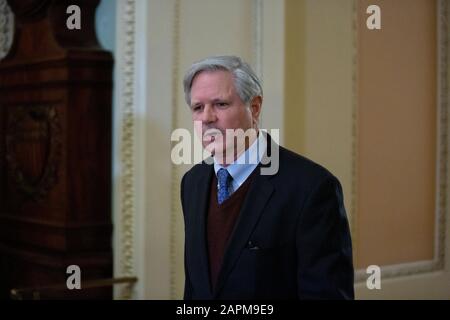 Washington DC, USA. Januar 2020. Washington, DC, USA. Januar 2020. US-Senator John Hoeven (Republikaner von North Dakota) macht sich nach einer kurzen Pause im Amtsenthebungsverfahren gegen Präsident Donald J. Trump im United States Capitol in Washington, DC, USA, am Donnerstag, 23. Januar 2020 auf den Weg in die Senatskammer. Kredit: Stefani Reynolds/CNP weltweite Nutzung Credit: Dpa / Alamy Live News Credit: Dpa Picture Alliance / Alamy Live News Stockfoto