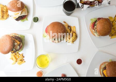 Hamburger Draufsicht mit Limonade und pommes frites. Essen Stockfoto