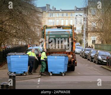 Bin-Männer am Heck eines Müllwagens im Parkzirkus kelvingrove Parkbereich beladen Schubladen oder Müllcontainer Stockfoto