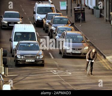 Radfahrer auf dem Rad wartet vor dem Verkehr Stockfoto