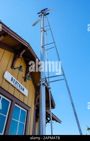 Eisenbahn-Semaphore-Signalpol und -Arme neben dem restaurierten Eisenbahn-Bahnbetriebswerk in Bertram, Texas Stockfoto