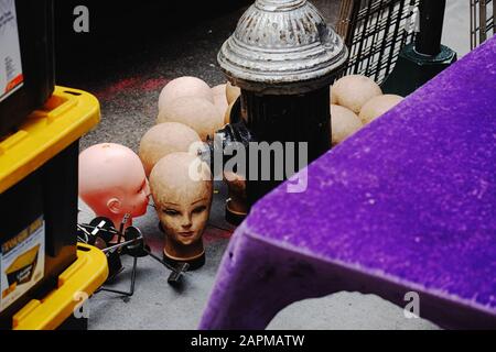 Ein seltsamer Anblick neben einem Brandhydranten und Mannequins führt neben einem Markttisch für einen Pop-up-Marktstall an der 5th Avenue New York City Stockfoto