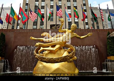 Prometheus ist eine 1934 vergoldete, aus Bronze gegossene Skulptur von Paul Manship, die sich über der unteren plaza im Rockefeller Center in Manhattan, New York City, befindet. Stockfoto