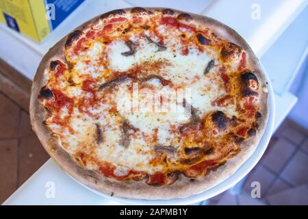 Napoletana Pizza, Sardellen, Ristorante Vittoria, Ravello, Italien Stockfoto