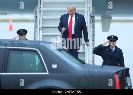 Miami, Vereinigte Staaten Von Amerika. Januar 2020. Miami, FL - 23. JANUAR: US-Präsident Donald Trump trifft auf Air Force One ein. Er wurde vom kommissar Esteban 'Steve' Bovo, dem kommissar Jose 'Pepe' Diaz Und dem Bürgermeister Tom‡s Pedro Regalado ganz Miami im Regen am internationalen Flughafen Miami am 23. Januar 2020 in West Palm Beach, Florida begrüßt. Personen: Präsident Donald Trump Credit: Storms Media Group/Alamy Live News Stockfoto