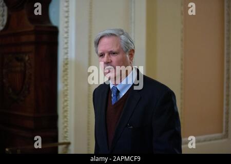 US-Senator John Hoeven (Republikaner von North Dakota) macht sich nach einer kurzen Pause im Amtsenthebungsverfahren gegen Präsident Donald J. Trump im United States Capitol in Washington, DC, USA, am Donnerstag, 23. Januar 2020 auf den Weg in die Senatskammer. Kredit: Stefani Reynolds/CNP /MediaPunch Stockfoto