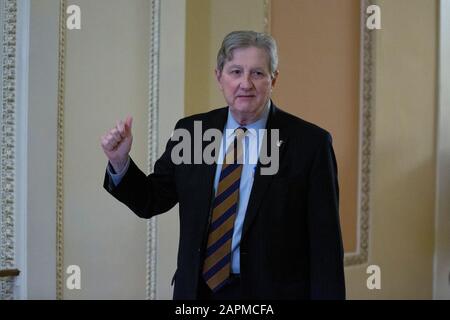 Der US-Senator John Kennedy (Republikaner von Louisiana) macht sich nach einer kurzen Pause im Amtsenthebungsverfahren gegen Präsident Donald J. Trump im United States Capitol in Washington, DC, USA, am Donnerstag, 23. Januar 2020, in die Senatskammer. Kredit: Stefani Reynolds/CNP /MediaPunch Stockfoto