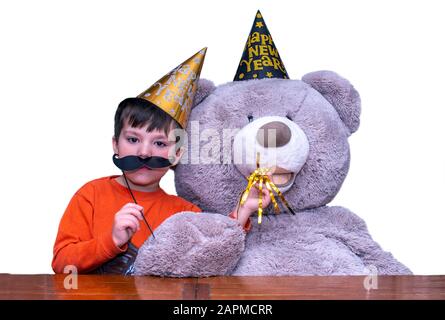 Junge und große gefüllte Bären feiern neue Jahre Stockfoto