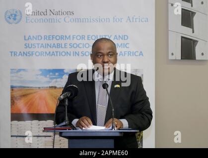 Gaborone, Botswana. Januar 2020. Kefentse Mzwinila, Minister für Landmanagement, Wasser- und Sanitätsdienste Botswanas, spricht während eines hochrangigen politischen Dialogs über die Reform der Landpolitik und den sozialen wirtschaftlichen Wandel in Gaborone, der Hauptstadt Botswanas, am 23. Januar 2020. Die UN-Wirtschaftskommission für Afrika (UNECA) hat hier am Donnerstag einen hochrangigen politischen Dialog über Bodenreform und soziale wirtschaftliche Transformation geführt. Credit: Tshekiso Tebalo/Xinhua/Alamy Live News Stockfoto