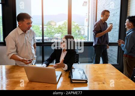 Besprechung Des Konzepts Für Die Zusammenarbeit Im Bereich Unternehmenserfolg. Eine Gruppe von Geschäftsleuten, die ihre Ideen austauschen möchten. Stockfoto