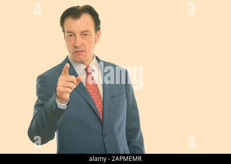 Studio shot reifer wütend Geschäftsmann an Kamera zeigen Stockfoto