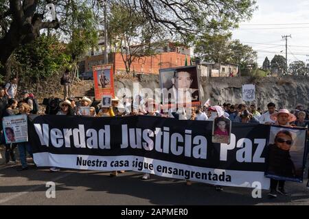 Cuernavaca, Mexiko. Januar 2020. Verschiedene Menschen auf der 12 km langen Strecke hielten Banner und skandierten. Hunderte von Menschen nahmen an dem Marsch für Frieden von Cuernavaca entlang der Straße nach Mexiko-Stadt Teil. Unter den Märkern waren mehrere Mitglieder der Familie LeBaron, die auf die vermissten 43 Studenten marschierten und andere, die auf Frieden in Mexiko hofften. Credit: Lexie Harrison-Cripps/Alamy Live News Stockfoto