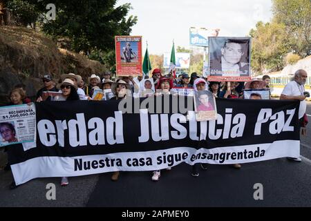 Cuernavaca, Mexiko. Januar 2020. Verschiedene Menschen auf der 12 km langen Strecke hielten Banner und skandierten. Hunderte von Menschen nahmen an dem Marsch für Frieden von Cuernavaca entlang der Straße nach Mexiko-Stadt Teil. Unter den Märkern waren mehrere Mitglieder der Familie LeBaron, die auf die vermissten 43 Studenten marschierten und andere, die auf Frieden in Mexiko hofften. Credit: Lexie Harrison-Cripps/Alamy Live News Stockfoto