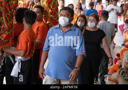 Cebu City, Philippinen. Januar 2020. Bis heute wurden auf den Philippinen keine bestätigten Fälle von Coronavirus bestätigt.Die Behörden haben jedoch die Präventionsmaßnahmen intensiviert.Alle Flüge aus Wuhan wurden ausgesetzt und Flüge aus anderen Teilen Chinas werden streng überwacht. Der Öffentlichkeit wurde geraten, zusätzliche Vorsichtsmaßnahmen zu ergreifen, einschließlich des Auftragens von Gesichtsschutzmasken. Einige Apotheken sind wegen der höheren Nachfrage ausgelaufen. Credit: Imagewallery2/Alamy Live News Stockfoto