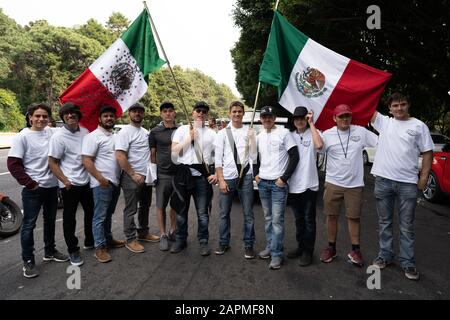 Cuernavaca, Mexiko. Januar 2020. Mitglieder der Familie LeBaron posieren für ein Foto während des friedensmarsches. Hunderte von Menschen nahmen an dem Marsch für Frieden von Cuernavaca entlang der Straße nach Mexiko-Stadt Teil. Unter den Märkern waren mehrere Mitglieder der Familie LeBaron, die auf die vermissten 43 Studenten marschierten und andere, die auf Frieden in Mexiko hofften. Credit: Lexie Harrison-Cripps/Alamy Live News Stockfoto