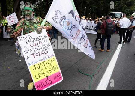 Cuernavaca, Mexiko. Januar 2020. Ein Aktivist schließt sich dem marsch an, während er als Baum verkleidet ist. Hunderte von Menschen nahmen an dem Marsch für Frieden von Cuernavaca entlang der Straße nach Mexiko-Stadt Teil. Unter den Märkern waren mehrere Mitglieder der Familie LeBaron, die auf die vermissten 43 Studenten marschierten und andere, die auf Frieden in Mexiko hofften. Credit: Lexie Harrison-Cripps/Alamy Live News Stockfoto