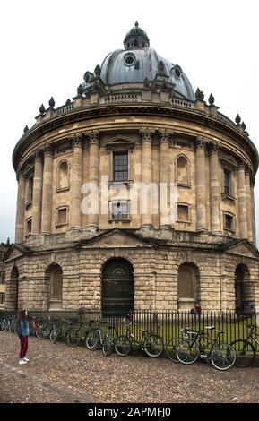 Radcliffe Camera Oxford, England an einem regnerischen Tag. Studenten Fahrräder werden angekettet und gegen den Stachelzaun geparkt. Hauptlesesaal, Bodleian Library. Stockfoto