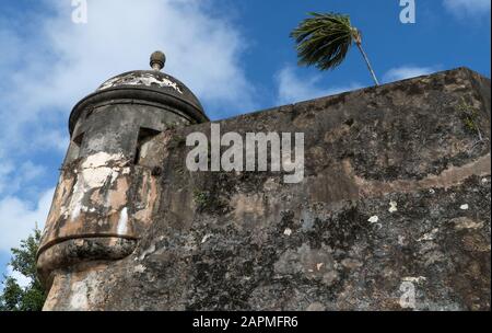 Die Mauer des Alten San Juan und ein Sentry Box, La Muralla (Stadtmauer). Blick vom Paseo de la Princesa. Stockfoto
