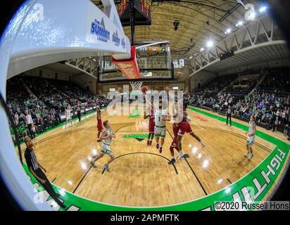 23. Januar 2020 North Dakota Fighting Hawks Guard Marlon Stewart (1) geht für einen Schuss spät in die zweite Hälfte eines NCAA Männer College Basketballspiels zwischen der Universität Denver und den North Dakota Fighting Hawks im Betty Engelstad Sioux Center, Grand Forks, ND. North Dakota besiegte Denver 78-71. Foto von Russell Hons Stockfoto