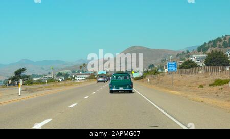 Cayucos, Kalifornien/USA - 2. November 2019 Auf Einer Reise Durch eine Straße in Kalifornien. Fahren Sie Auf Dem Highway 101. Stockfoto