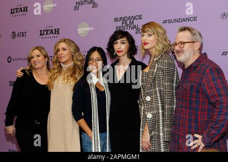 Park City, UT, USA. Januar 2020. Christine O'Malley, Caitrin Rogers, Guest, Lana Wilson, Taylor Swift, Morgan Neville bei der Ankunft für MISS AMERICANA Premiere auf dem Sundance Film Festival 2020, Eccles Center, Park City, UT 23. Januar 2020. Credit: Ja/Everett Collection/Alamy Live News Stockfoto