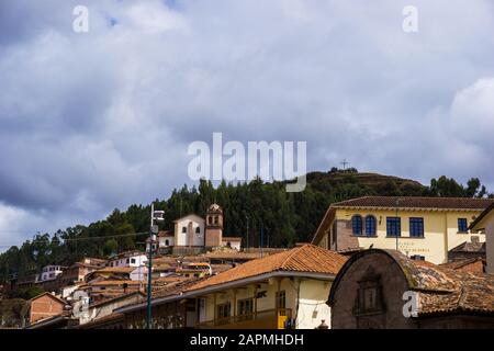 Kirche des Orden von Compañía de Jesús und seine Glockentürme vom Hauptplatz von Cusco Peru aus gesehen Stockfoto