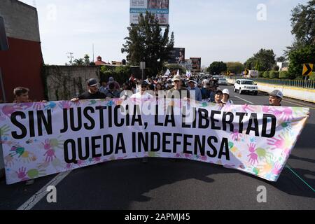 Cuernavaca, Mexiko. Januar 2020. Demonstranten halten während eines friedensmarsches ein Banner. Hunderte von Menschen nahmen während des Friedensmarsches von Cuernavaca entlang der Straße nach Mexiko-Stadt Teil. Unter den Protestlern waren mehrere Mitglieder der Familie LeBaron, die für die vermissten 43 Studenten marschierten und andere, die auf Frieden in Mexiko hofften. Credit: Sopa Images Limited/Alamy Live News Stockfoto