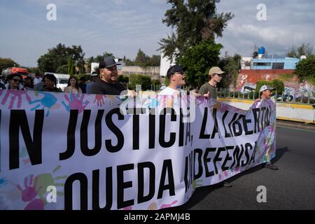 Cuernavaca, Mexiko. Januar 2020. Demonstranten halten während eines friedensmarsches ein Banner. Hunderte von Menschen nahmen während des Friedensmarsches von Cuernavaca entlang der Straße nach Mexiko-Stadt Teil. Unter den Protestlern waren mehrere Mitglieder der Familie LeBaron, die für die vermissten 43 Studenten marschierten und andere, die auf Frieden in Mexiko hofften. Credit: Sopa Images Limited/Alamy Live News Stockfoto