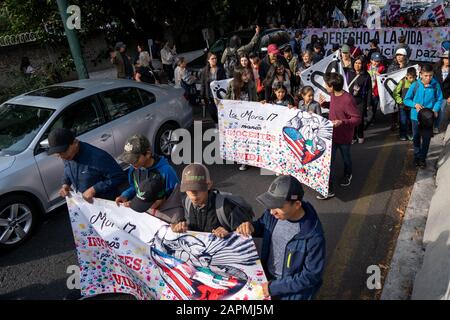 Cuernavaca, Mexiko. Januar 2020. Demonstranten halten während eines friedensmarsches Banner.Hunderte Menschen nahmen während des Friedensmarsches von Cuernavaca entlang der Straße nach Mexiko-Stadt Teil. Unter den Protestlern waren mehrere Mitglieder der Familie LeBaron, die für die vermissten 43 Studenten marschierten und andere, die auf Frieden in Mexiko hofften. Credit: Sopa Images Limited/Alamy Live News Stockfoto