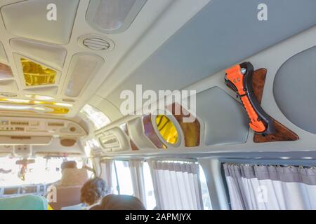 Orange Sicherheitsglas hammer Montage in der Nähe der Fenster Glas und Vorhang auf der Van für den Einsatz des Glases bei Unfall zu brechen. Stockfoto
