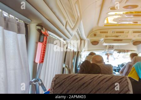 Orange Sicherheitsglas hammer Montage in der Nähe der Fenster Glas und Vorhang auf der Van für den Einsatz des Glases bei Unfall zu brechen. Stockfoto