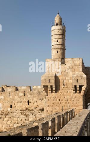 Turm von David (Jerusalem Zitadelle) mit Minarett der Moschee von Wall Walk an der Spitze der alten Stadtmauer aus gesehen. Stockfoto