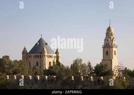 Abtei der Dormition und Glockenturm in Ostjerusalem mit dem Wall um die Altstadt von Jerusalem im Vordergrund. Stockfoto