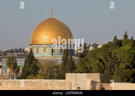 Kuppel des Felsens, islamischer Schrein aus dem 7. Jahrhundert mit vergoldetem Dach auf dem Tempelberg in der Altstadt von Jerusalem, westliche Wand (Kotel) im Vordergrund Stockfoto