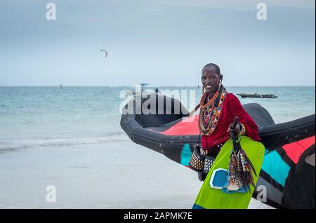 Masai Kitesurfing in Diani Beach, Watamu, Kenia mit einem Kitesurf und Kiteboard Maasai in Sansibar Kiteboarden in Afrika Stockfoto